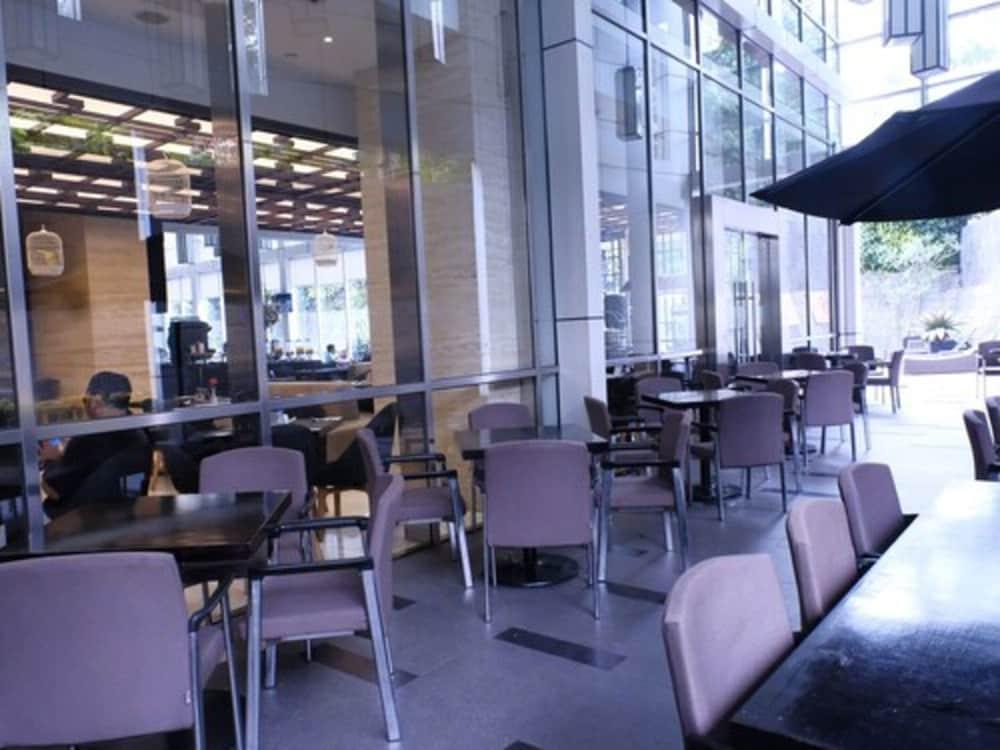 Aston Priority Simatupang Hotel And Conference Center Jakarta Eksteriør bilde
